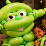 Animation gonflage de ballons Alien scupture de ballons performance Dimdou et Tonix
